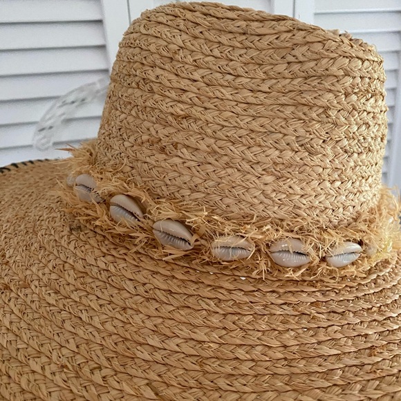 Woven hat with shells - Picture 3 of 3